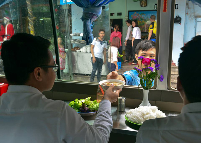 quan an tren xe khach 29 cho o trung tam ha noi bi phat 25 trieu dong