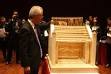 Giáo sư Nhật Bản trao tặng mô hình Cổng làng Mông Phụ cho Bảo tàng Hà Nội