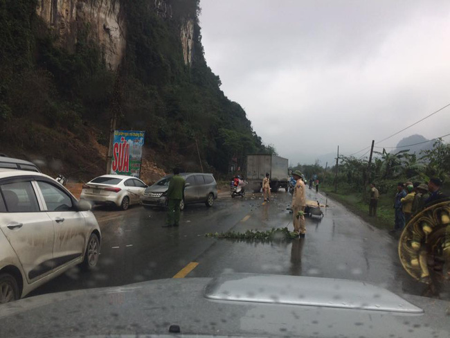 hoa binh o to con dam thang xe may 1 nguoi tu vong