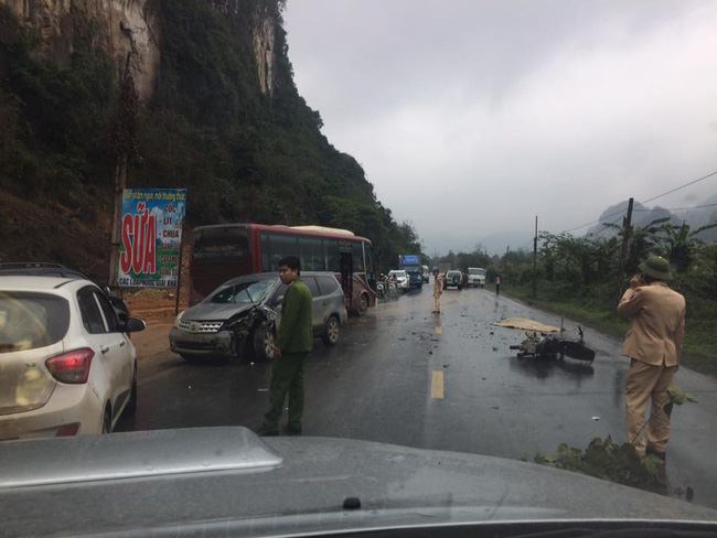 hoa binh o to con dam thang xe may 1 nguoi tu vong