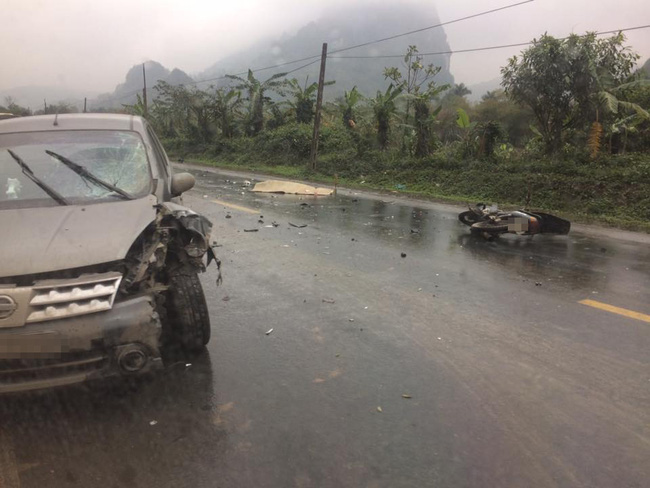 hoa binh o to con dam thang xe may 1 nguoi tu vong