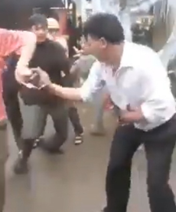 nhan tin voi nu sinh cap 2 nguoi dan ong bi vay danh chay mau vi nghi bat coc tre em