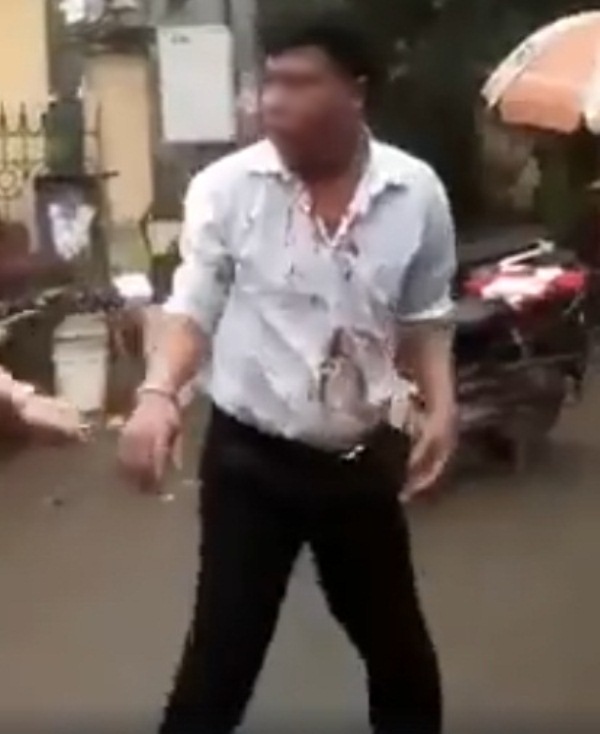 nhan tin voi nu sinh cap 2 nguoi dan ong bi vay danh chay mau vi nghi bat coc tre em