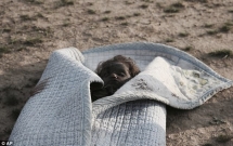 buc anh thi the be gai quan trong chan goi len noi dau chien tranh cua tre em iraq