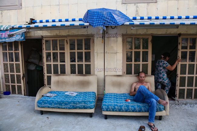 nguoi sai gon mang ghe sofa ra le duong ngoi hong mat vi nha bien thanh ham