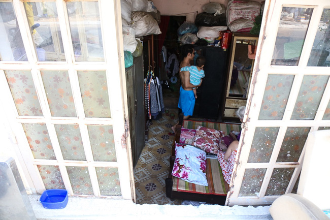 nguoi sai gon mang ghe sofa ra le duong ngoi hong mat vi nha bien thanh ham