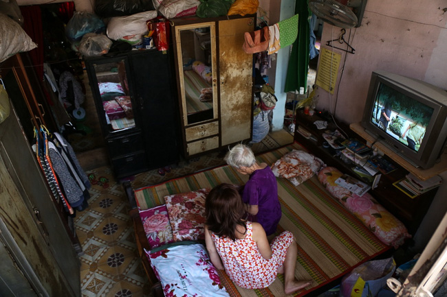 nguoi sai gon mang ghe sofa ra le duong ngoi hong mat vi nha bien thanh ham