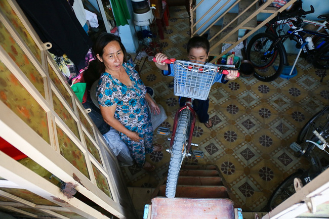 nguoi sai gon mang ghe sofa ra le duong ngoi hong mat vi nha bien thanh ham