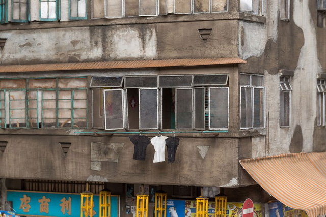 xem ben ngoai thi tuong chi la mo hinh nha binh thuong nhin qua o cua so ti hon moi thay tac gia khong phai nguoi pham