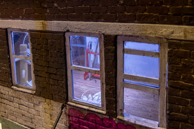 xem ben ngoai thi tuong chi la mo hinh nha binh thuong nhin qua o cua so ti hon moi thay tac gia khong phai nguoi pham