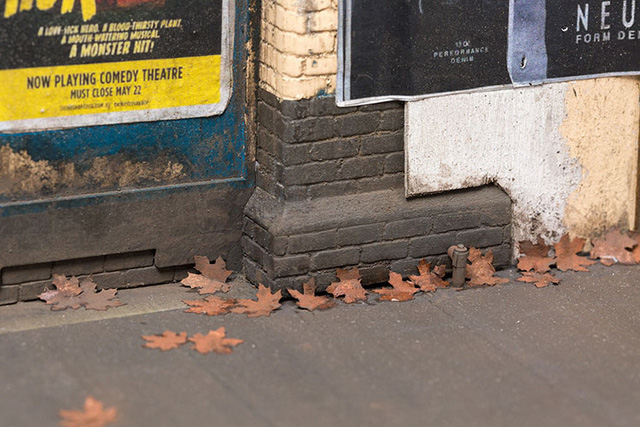 xem ben ngoai thi tuong chi la mo hinh nha binh thuong nhin qua o cua so ti hon moi thay tac gia khong phai nguoi pham