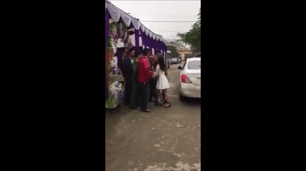 xot xa canh co gai tre be con den dam cuoi chong cung vo moi bi nha chong xua duoi