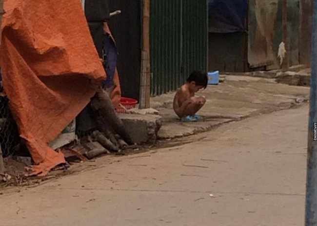 me be gai 3 tuoi bi bat coi het do dung ngoai mua ret do troi mua nen con toi het quan ao mac