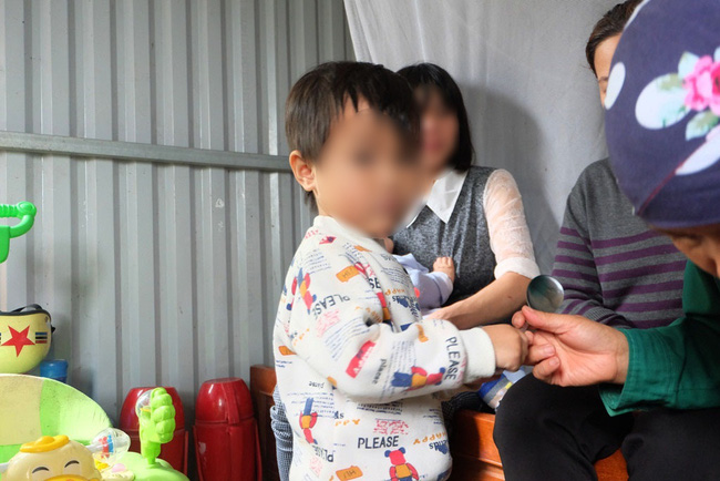 me be gai 3 tuoi bi bat coi het do dung ngoai mua ret do troi mua nen con toi het quan ao mac