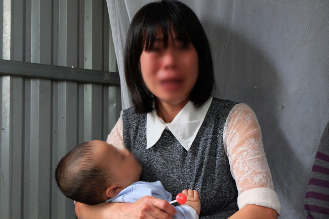 me be gai 3 tuoi bi bat coi het do dung ngoai mua ret do troi mua nen con toi het quan ao mac