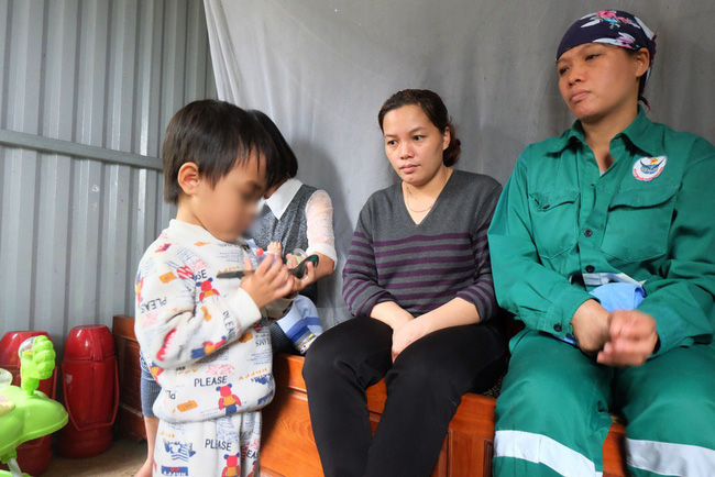 me be gai 3 tuoi bi bat coi het do dung ngoai mua ret do troi mua nen con toi het quan ao mac