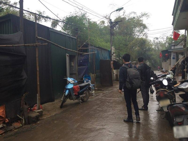 me be gai 3 tuoi bi bat coi het do dung ngoai mua ret do troi mua nen con toi het quan ao mac