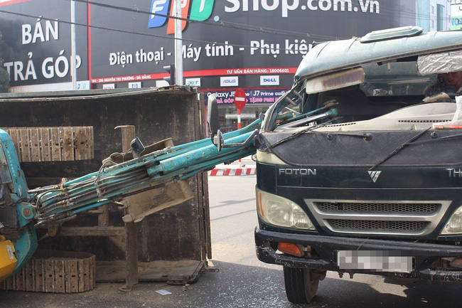 xe tai lat ngang truoc duong dan vao san bay da nang giao thong hon loan