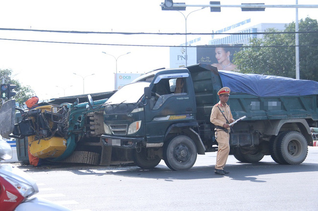 xe tai lat ngang truoc duong dan vao san bay da nang giao thong hon loan