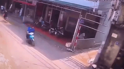 clip tranh nguoi dan ong sang duong nguoi phu nu chay xe may nga sap mat