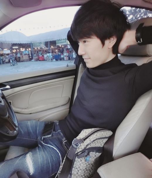 lo dien dung nhan my nam goc nghieng gay sot mang xa hoi thoi gian qua