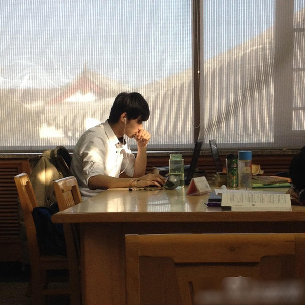 lo dien dung nhan my nam goc nghieng gay sot mang xa hoi thoi gian qua