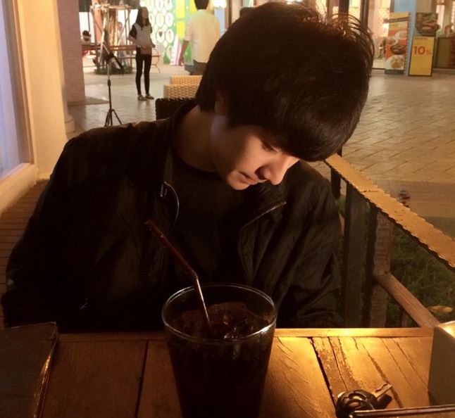 lo dien dung nhan my nam goc nghieng gay sot mang xa hoi thoi gian qua