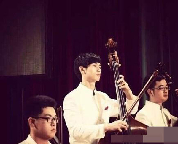 lo dien dung nhan my nam goc nghieng gay sot mang xa hoi thoi gian qua