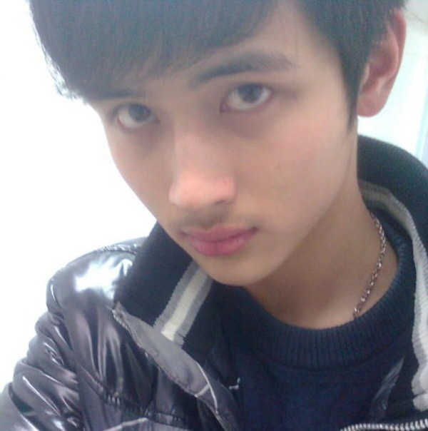 lo dien dung nhan my nam goc nghieng gay sot mang xa hoi thoi gian qua