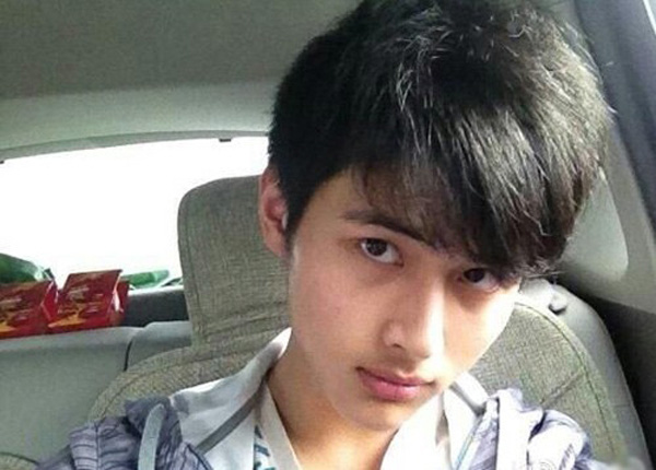 lo dien dung nhan my nam goc nghieng gay sot mang xa hoi thoi gian qua