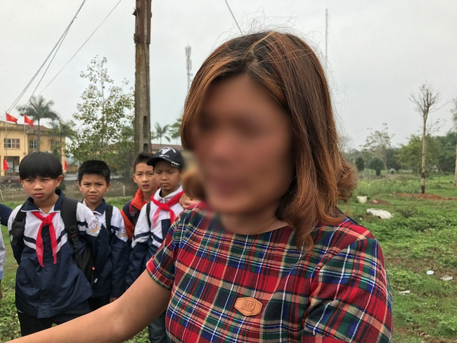 nguoi than cua be gai bi bat coi het do dung ngoai mua ret ngay nao me con be cung lot tran no ra danh