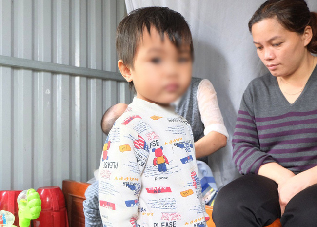 nguoi than cua be gai bi bat coi het do dung ngoai mua ret ngay nao me con be cung lot tran no ra danh