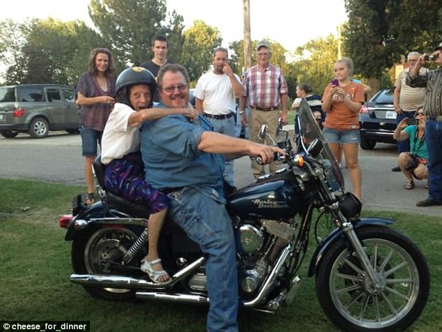 loat anh vui nhon ghi lai nhung lan trai nghiem dau tien cua cac cu ong cu ba