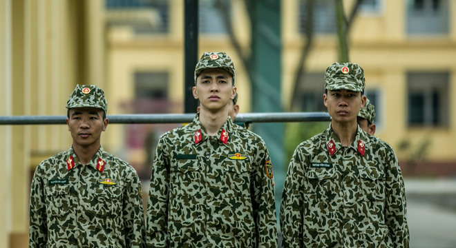 nhap ngu ca si quoc thien van doi uong sua va chong doi chi huy