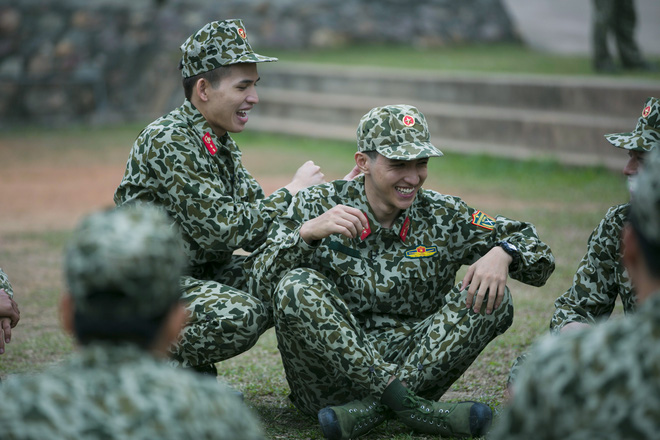 nhap ngu ca si quoc thien van doi uong sua va chong doi chi huy