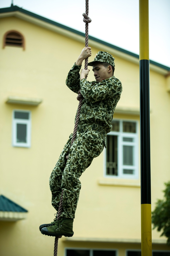 nhap ngu ca si quoc thien van doi uong sua va chong doi chi huy