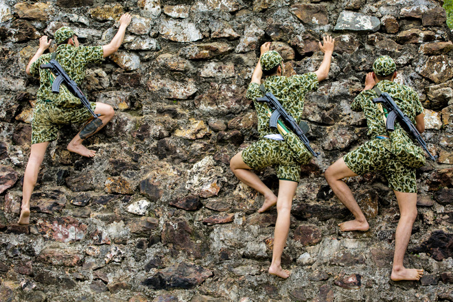 nhap ngu ca si quoc thien van doi uong sua va chong doi chi huy