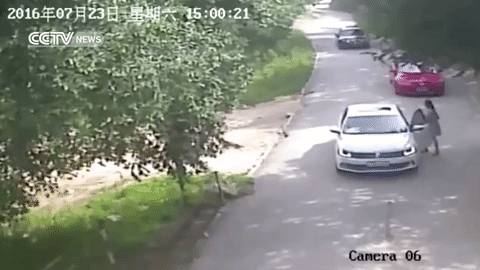 trung quoc ca gia dinh hon nhien tan bo giua khu vuc cong vien tung co ho vo chet nguoi