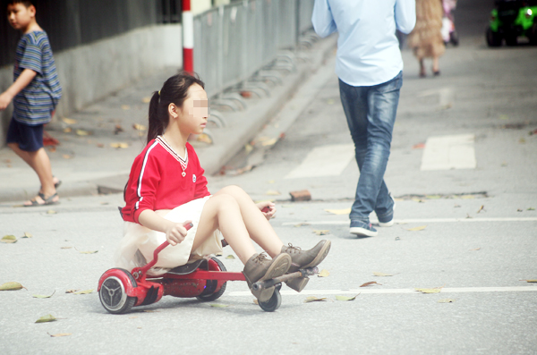 ha noi xe dien tu hanh bien tuong thanh xe toc do cao tre nho thi nhau dua o pho di bo