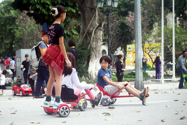 ha noi xe dien tu hanh bien tuong thanh xe toc do cao tre nho thi nhau dua o pho di bo