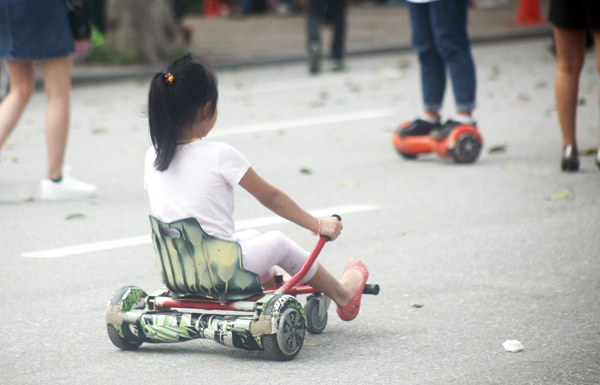 ha noi xe dien tu hanh bien tuong thanh xe toc do cao tre nho thi nhau dua o pho di bo