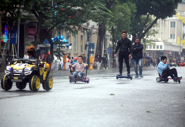 ha noi xe dien tu hanh bien tuong thanh xe toc do cao tre nho thi nhau dua o pho di bo