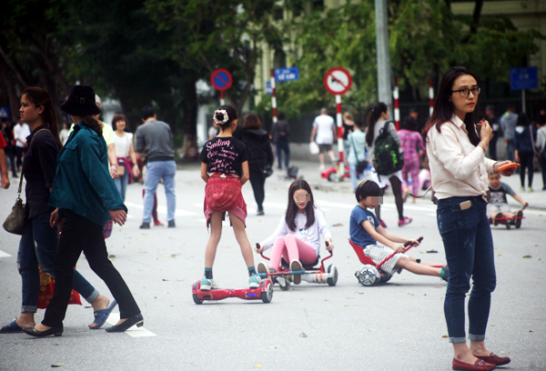 ha noi xe dien tu hanh bien tuong thanh xe toc do cao tre nho thi nhau dua o pho di bo