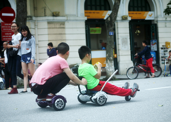 ha noi xe dien tu hanh bien tuong thanh xe toc do cao tre nho thi nhau dua o pho di bo