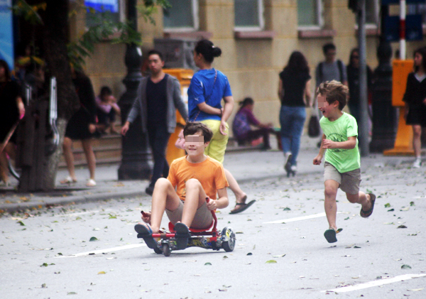 ha noi xe dien tu hanh bien tuong thanh xe toc do cao tre nho thi nhau dua o pho di bo