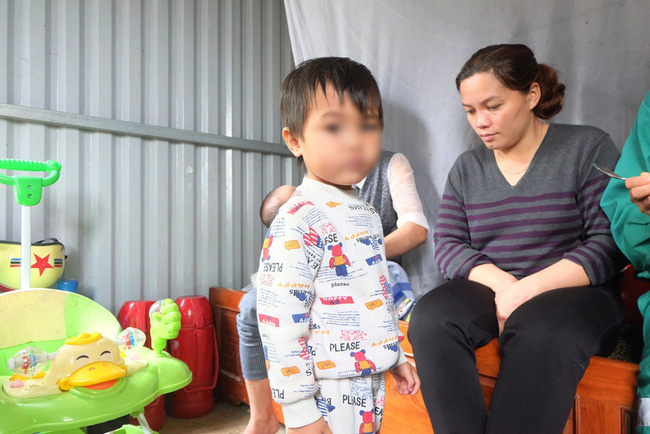 nguoi me bat con gai 3 tuoi coi het do dung ngoai mua ret tung bi lua ban sang trung quoc