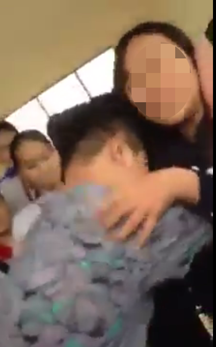 clip nam sinh danh giat toc ban nu gay buc xuc tren mang xa hoi