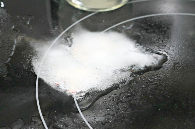 du nhua chay dong cung tren mat bep tu toi chi cung chi mat co 2 phut de lam sach