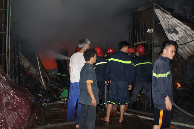 nghe an chay kho hang gan 50 chien sy pccc dap lua rong ra 2 tieng