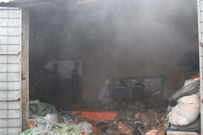 nghe an chay kho hang gan 50 chien sy pccc dap lua rong ra 2 tieng